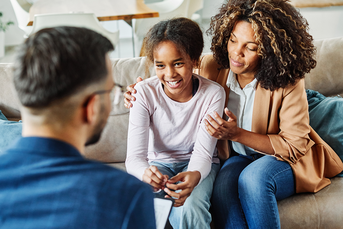 mom and daughter talk with therapist about aba accreditation